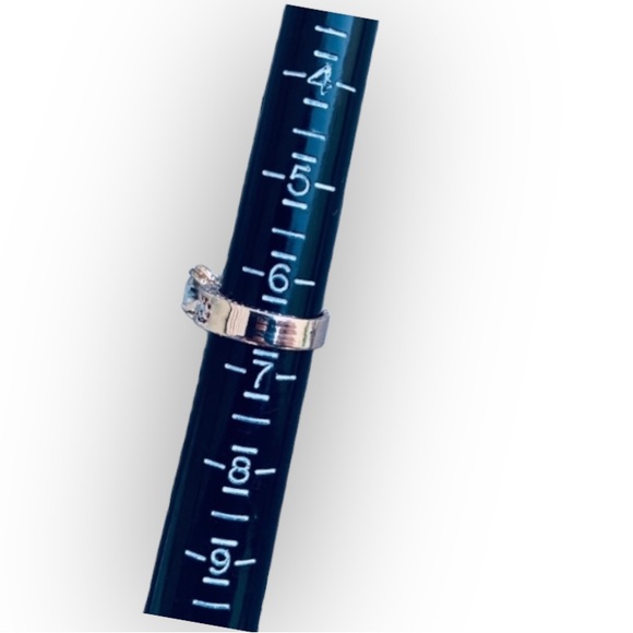 Women's Round Cut Wedding Ring • Size 6.5 - Picture 3 of 4